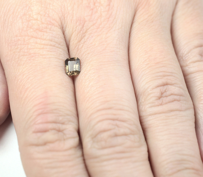 Гранат со сменой цвета 0,89 карата