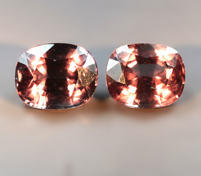 Редкая пара гранатов со сменой цвета 2,5 карата