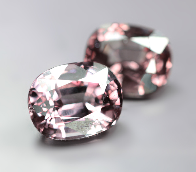 Редкая пара гранатов со сменой цвета 2,5 карата