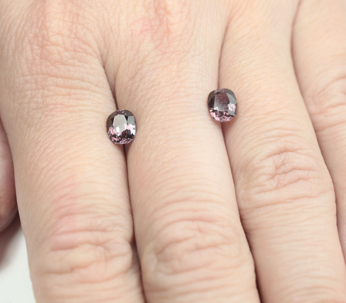 Редкая пара гранатов со сменой цвета 2,5 карата