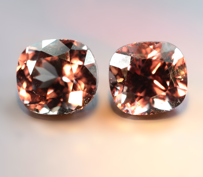 Редкая пара гранатов со сменой цвета 2,04 карата