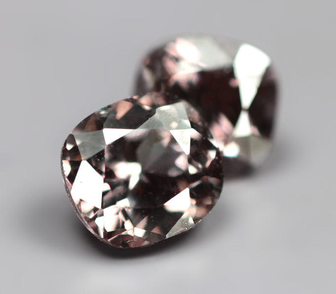 Редкая пара гранатов со сменой цвета 2,04 карата