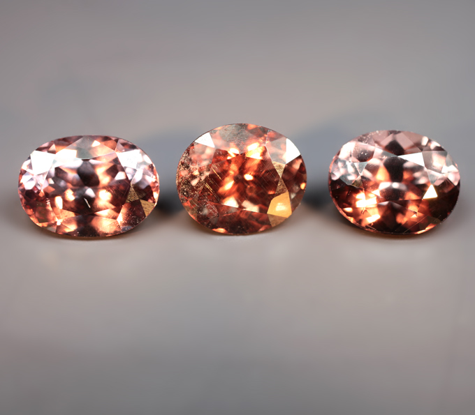 Редкий набор из 3 гранатов со сменой цвета 4,12 карата