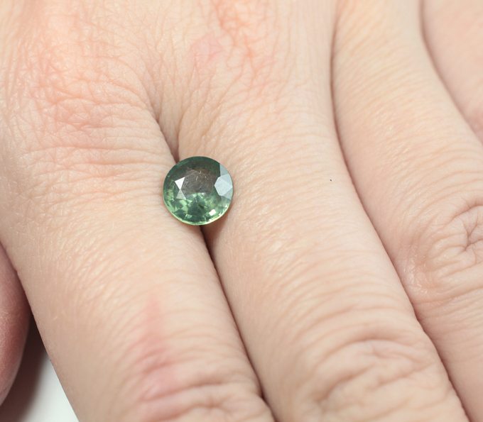 Редкий зеленый циркон высокой чистоты 1,96 карата