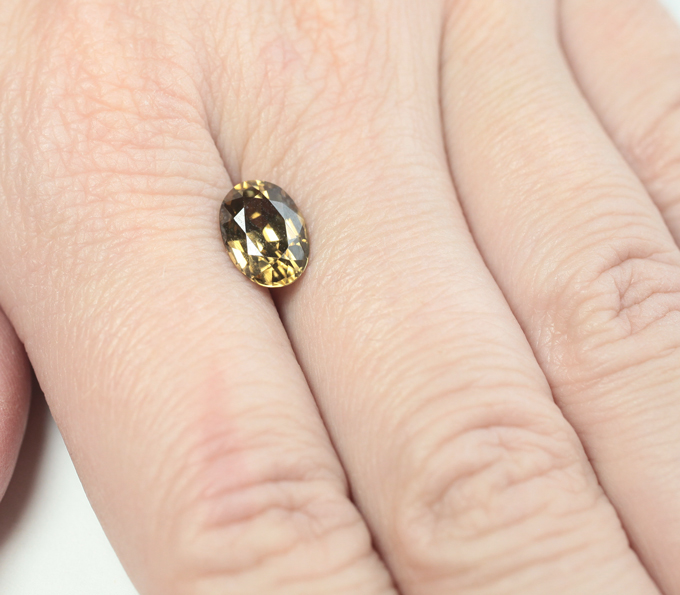 Чистейший зеленовато-желтый циркон 3,29 карата