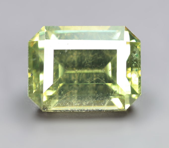 Желтовато-зеленый циркон 2,59 карата