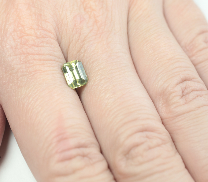 Желтовато-зеленый циркон 2,59 карата