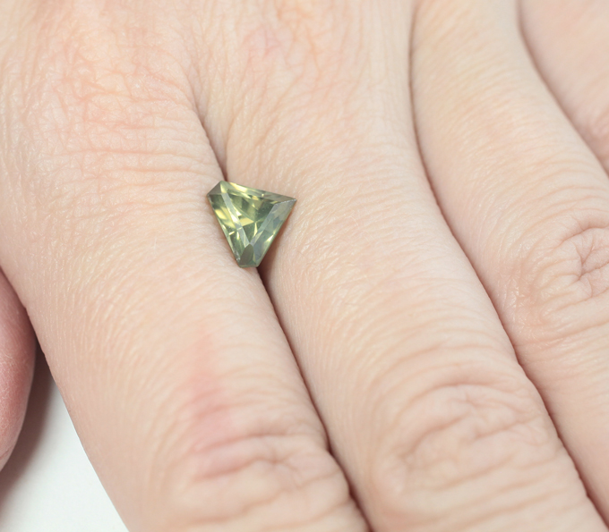 Авторская огранка! Желтовато-зеленый циркон высокой чистоты 2,43 карата