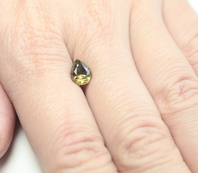 Зеленовато-желтый циркон 1,93 карата