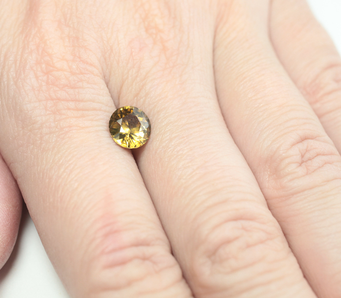 Чистейший ярко-желтый циркон 2,37 карата