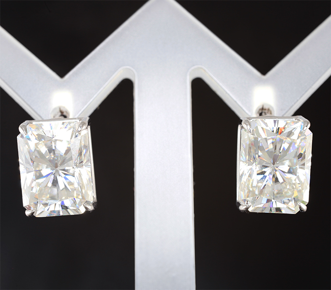 Серьги с бесцветными муассанитами топовой огранки 11,92 карата