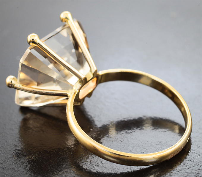 Кольцо с крупным скаполитом высокой чистоты 11,48 карата