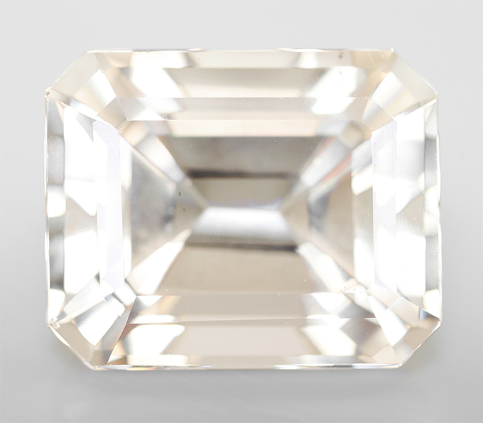 Кольцо с крупным скаполитом высокой чистоты 11,48 карата