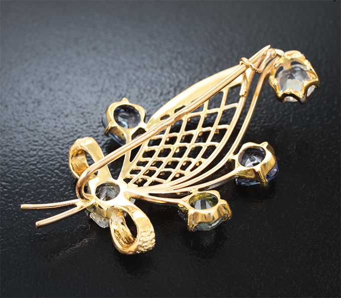 Брошь с цоизитами 2,19 карата и фенакитами 1,58 карата