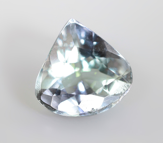 Брошь с цоизитами 2,19 карата и фенакитами 1,58 карата