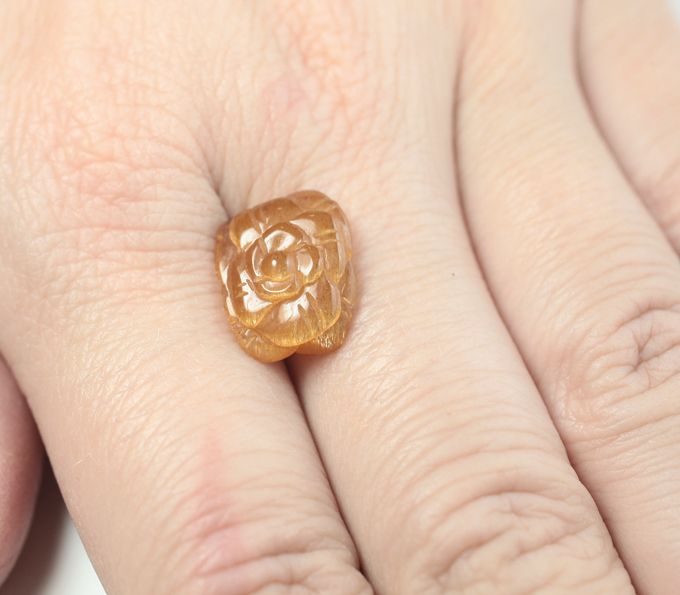 Резной солнечный камень 5,38 карата