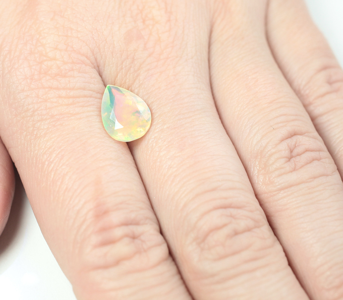 Ограненный эфиопский опал 2,14 карата