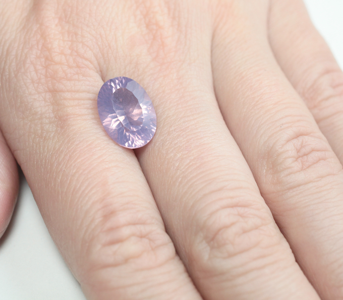Чистейший лавандовый аметист лазерной огранки 6,19 карата