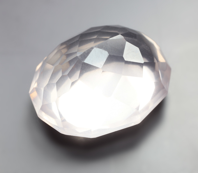 Чистейший крупный розовый кварц эффектной огранки 23,8 карата