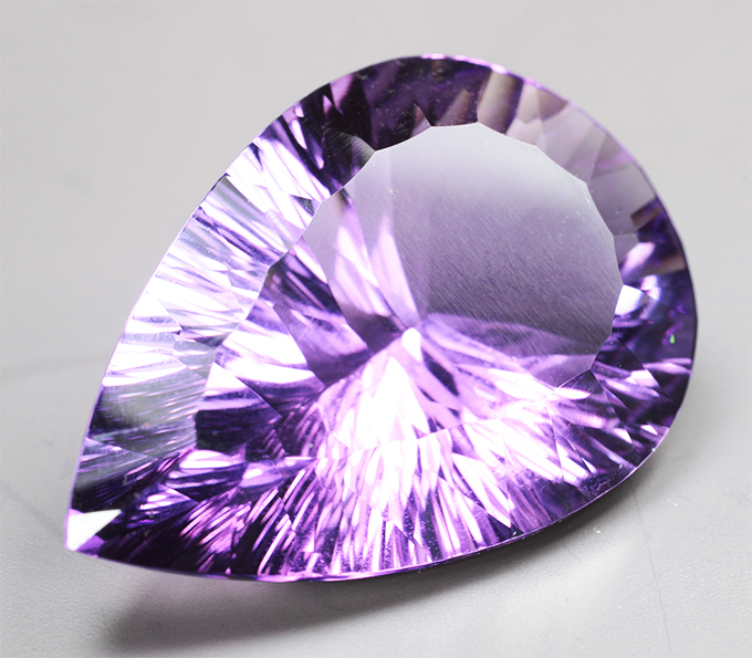 Чистейший крупный аметист лазерной огранки 21,72 карата
