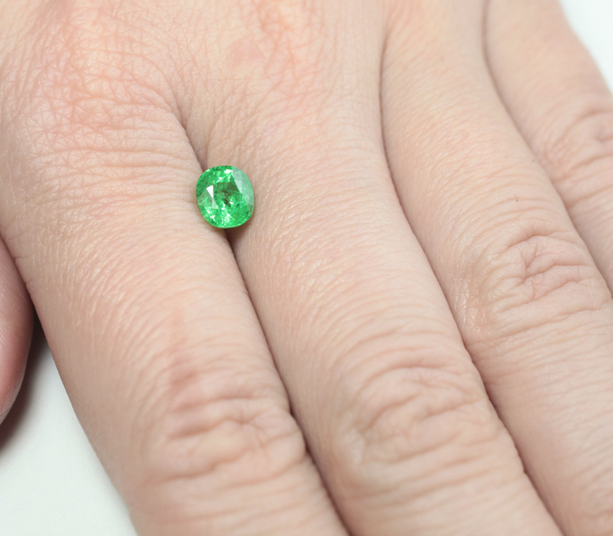 Ярко-неоновый цаворит 1,27 карата