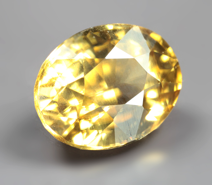 Крупный желтый циркон высокой чистоты 4,09 карата