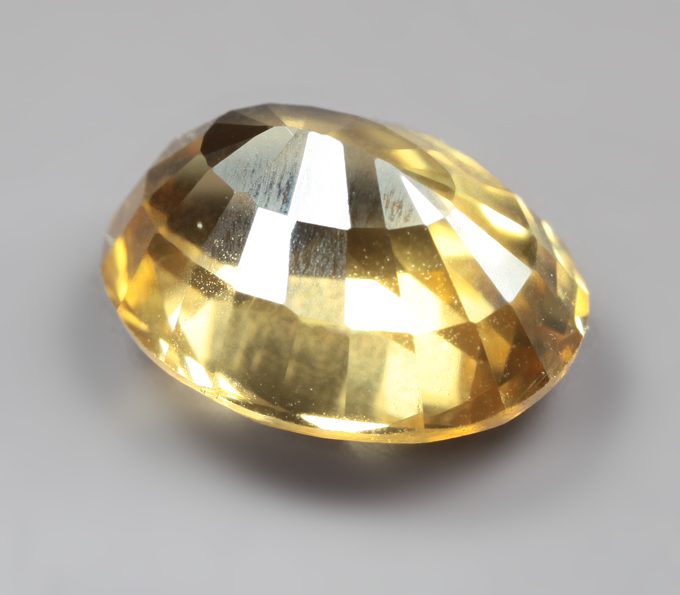 Крупный желтый циркон высокой чистоты 4,09 карата