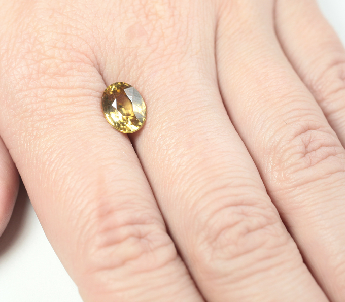 Крупный желтый циркон высокой чистоты 4,09 карата