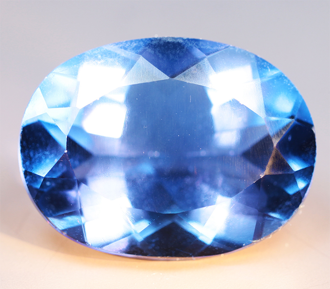 Крупный флюорит со сменой цвета 8,72 карата