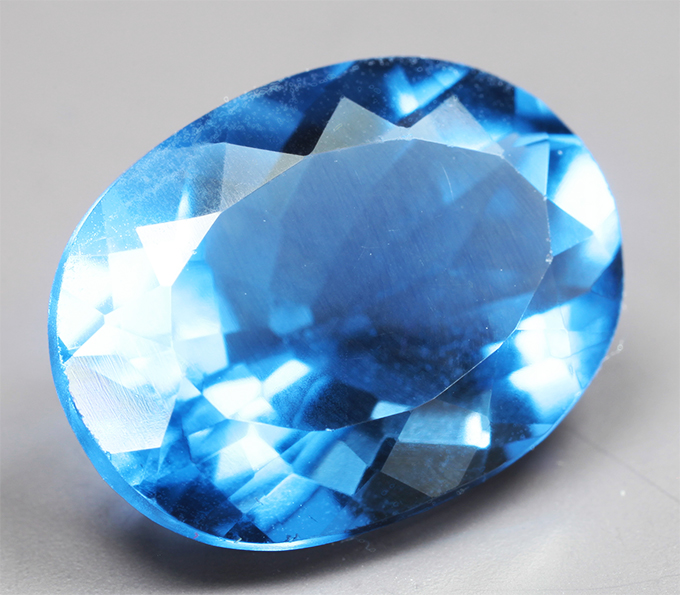 Крупный флюорит со сменой цвета 8,72 карата