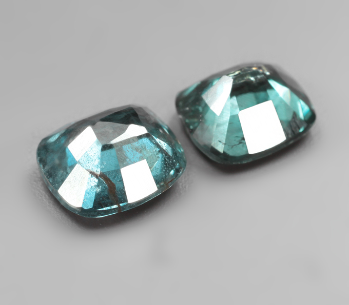 Редкость! Пара синевато-зеленых гранатов с александритовым эффектом 1,18 карата