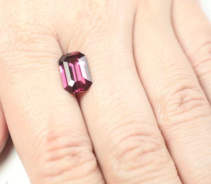 Крупный умбалит гранат высокой чистоты 4,31 карата