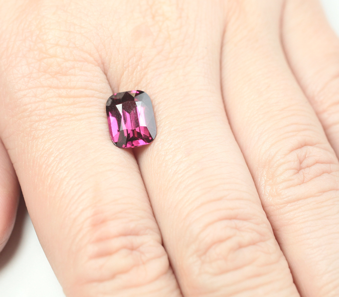 Чистейший крупный умбалит гранат 4,15 карата