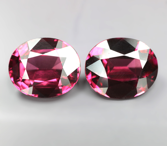 Редкая крупная пара чистейших  умбалитов гранатов 8,72 карата