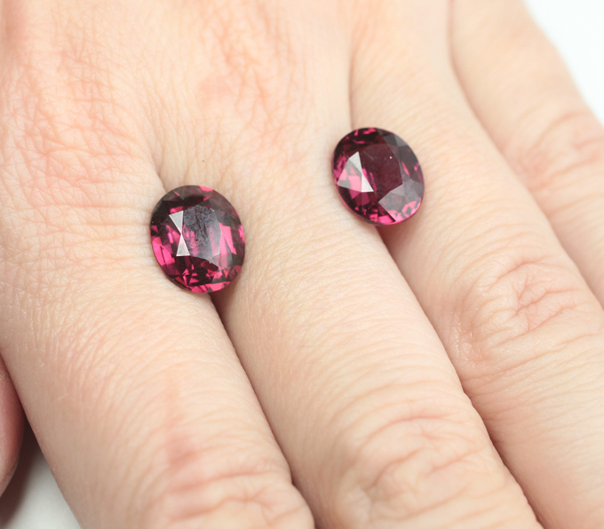 Редкая крупная пара чистейших  умбалитов гранатов 8,72 карата