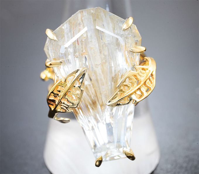 Кольцо с крупным бесцветным топазом с включениями рутила 33,17 карата 