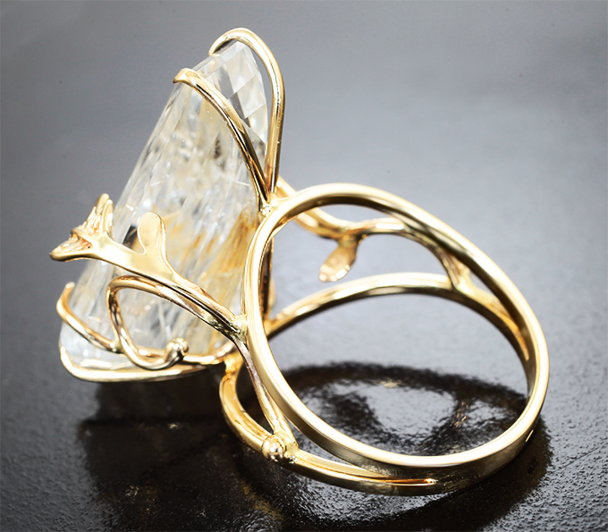 Кольцо с крупным бесцветным топазом с включениями рутила 33,17 карата 