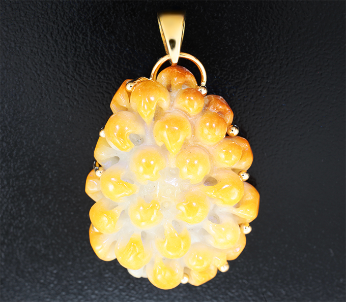 Золото Кулон с крупным резным желтым нефритом 67,55 карата