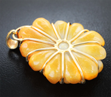 Кулон с крупным резным желтым нефритом 67,55 карата Золото