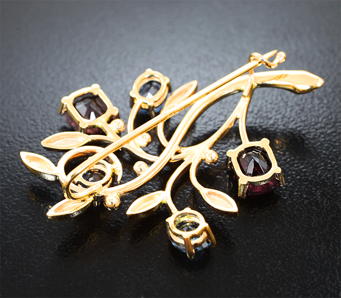 Брошь со шпинелями 4,04 карата