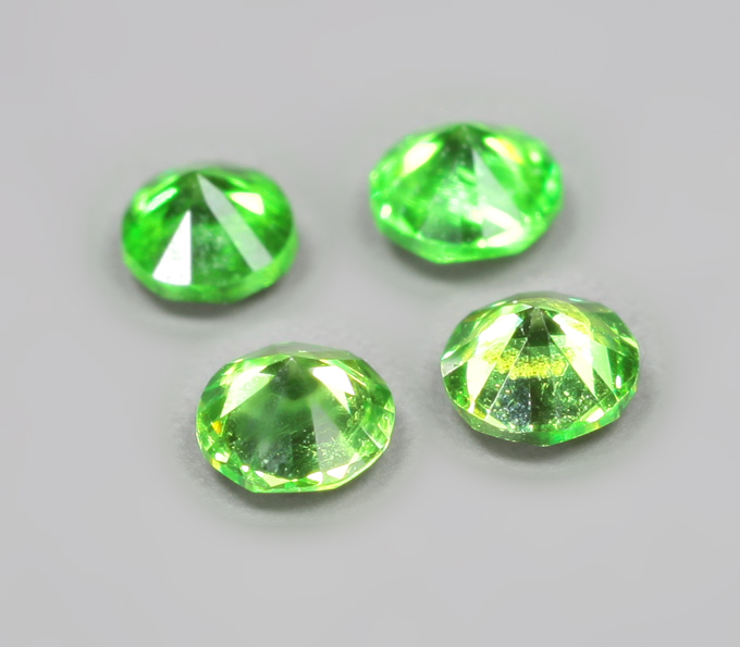 Высокая дисперсия! Набор из 4 уральских демантоидов 0,16 карата