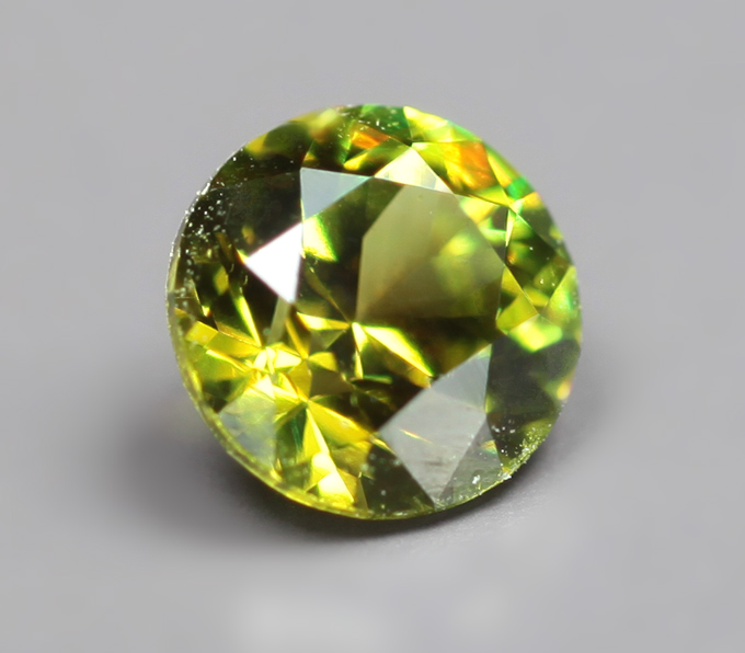 Высокая дисперсия! Уральский демантоид 0,22 карата