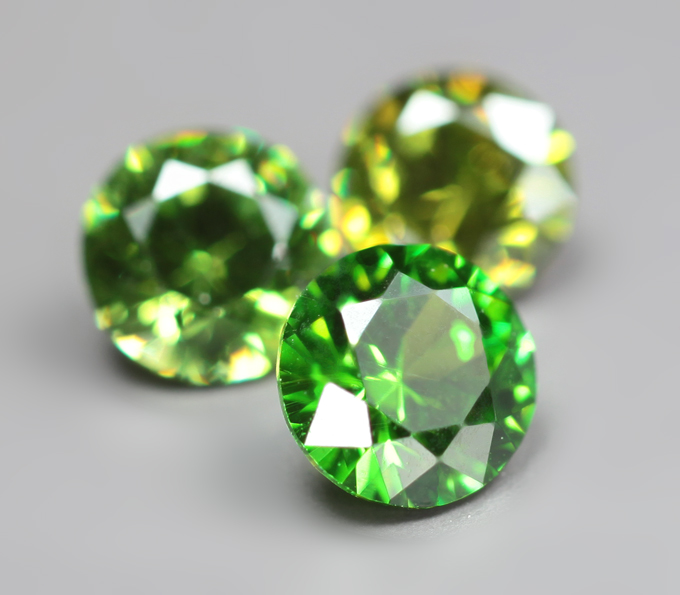 Высокая дисперсия! Набор из 3 уральских демантоидов 0,92 карата