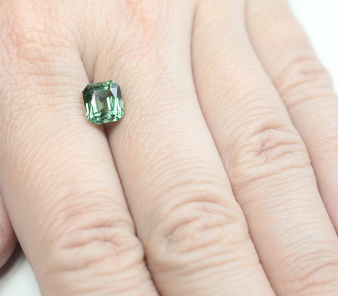 Голубовато-зеленый "неоновый" апатит 2,25 карата