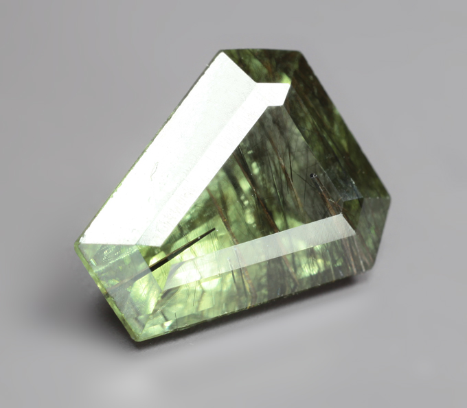 Перидот с включениями рутила авторской огранки 3,11 карата