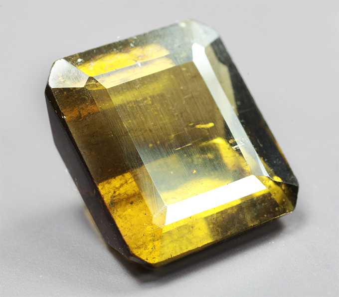 Крупный зеленовато-желтый турмалин 6,69 карата