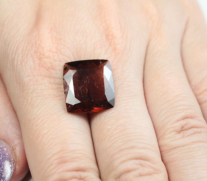 Крупный полихромный турмалин 11,57 карата