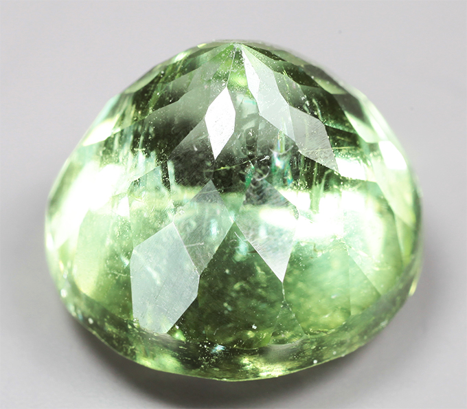 Крупный желтовато-зеленый "неоновый" турмалин 15,19 карата