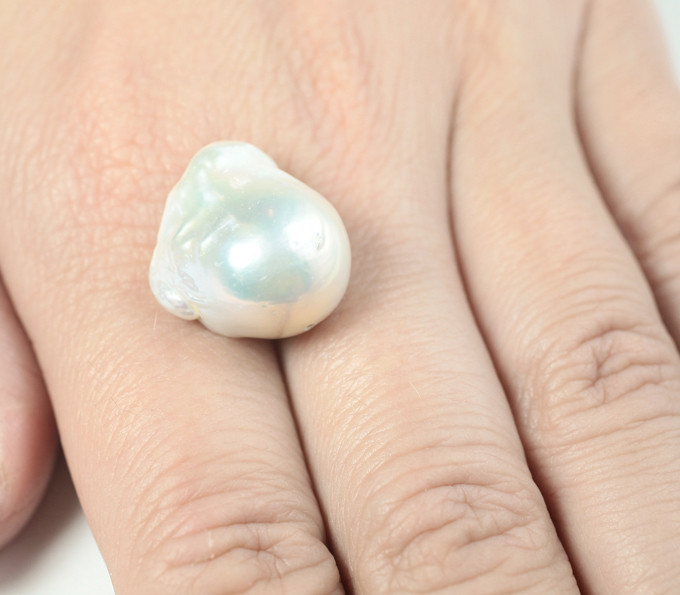 Кремово-белая морская жемчужина барокко 22,9 карата! Исключительный люстр