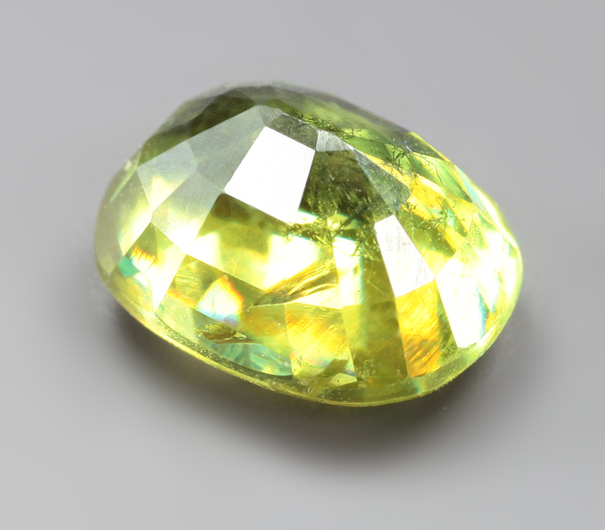Желтовато-зеленый сфен 1,59 карата